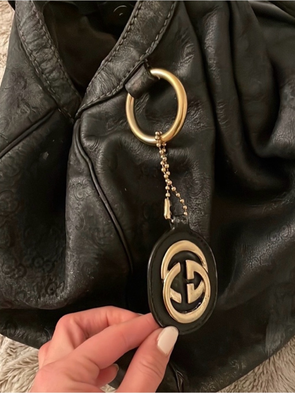 Gucci Black leather Sukey GG Embossed Shoulder Bag with Gold-Tone Charm - Picture 2 of 2